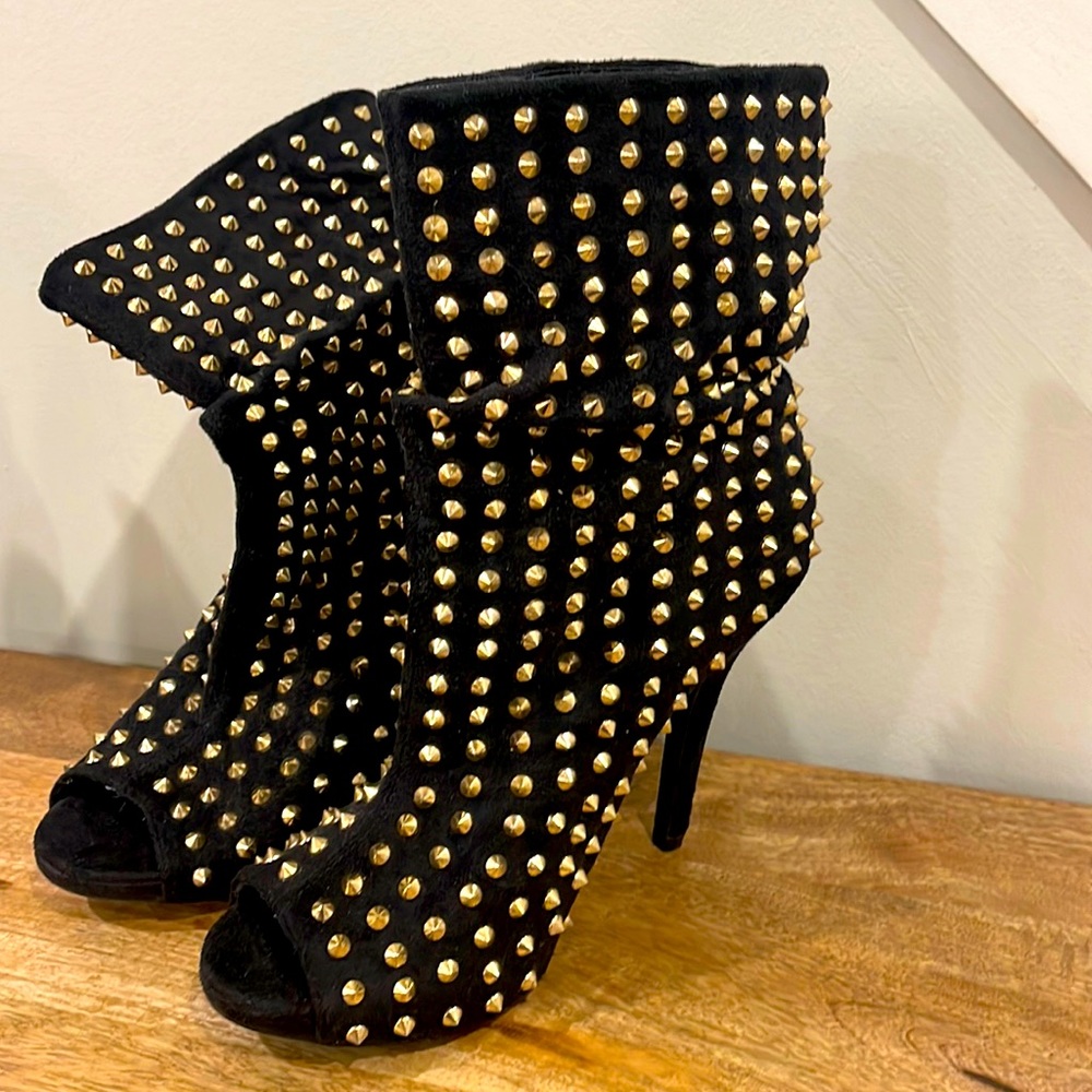 Speechless!! Sexiest boot EVERRRRRR size 8. Get ready for compliments!!